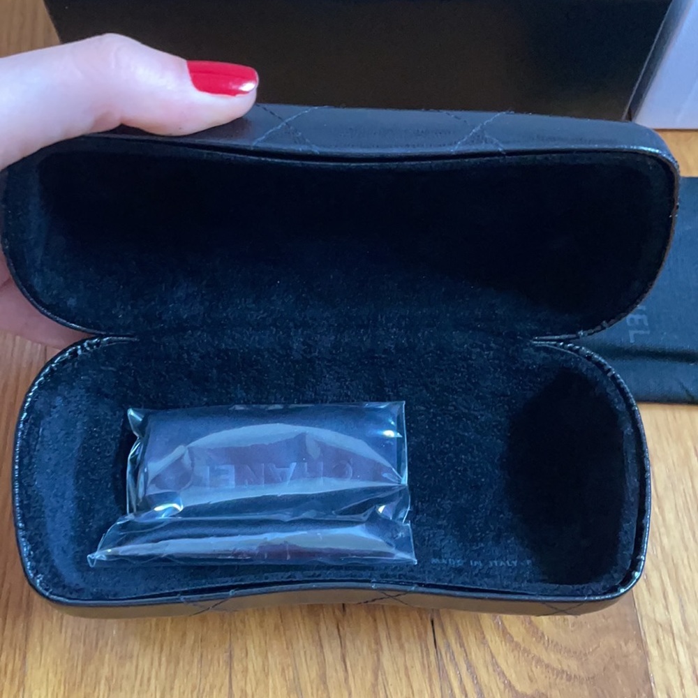 100% authentic Chanel sunglasses case - Picture 6 of 6